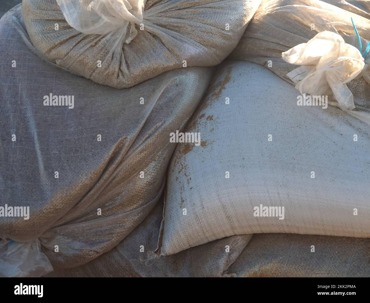 Mucchi di sacchi di sabbia riempiti di sabbia per proteggere contro alluvione Foto Stock