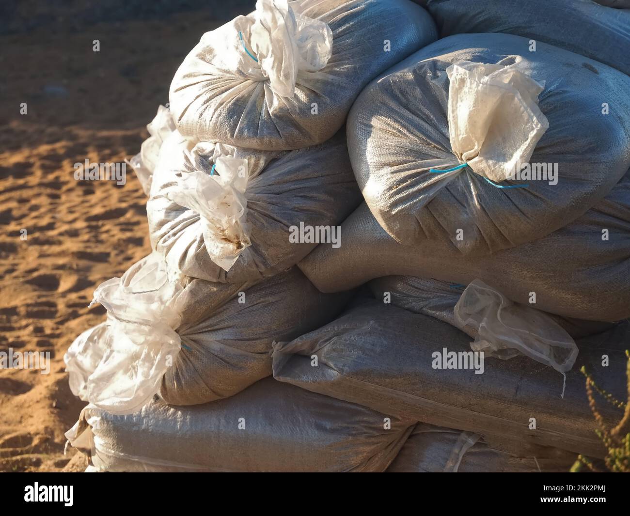 Mucchi di sacchi di sabbia riempiti di sabbia per proteggere contro alluvione Foto Stock