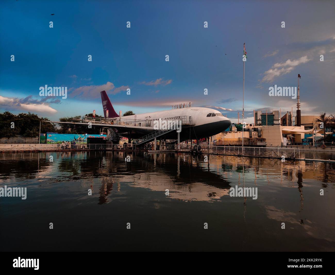 Un aereo è atterrato in un lago artificiale nel parco divertimenti e a tema "Adventure Island", a Delhi, in una giornata di sole Foto Stock