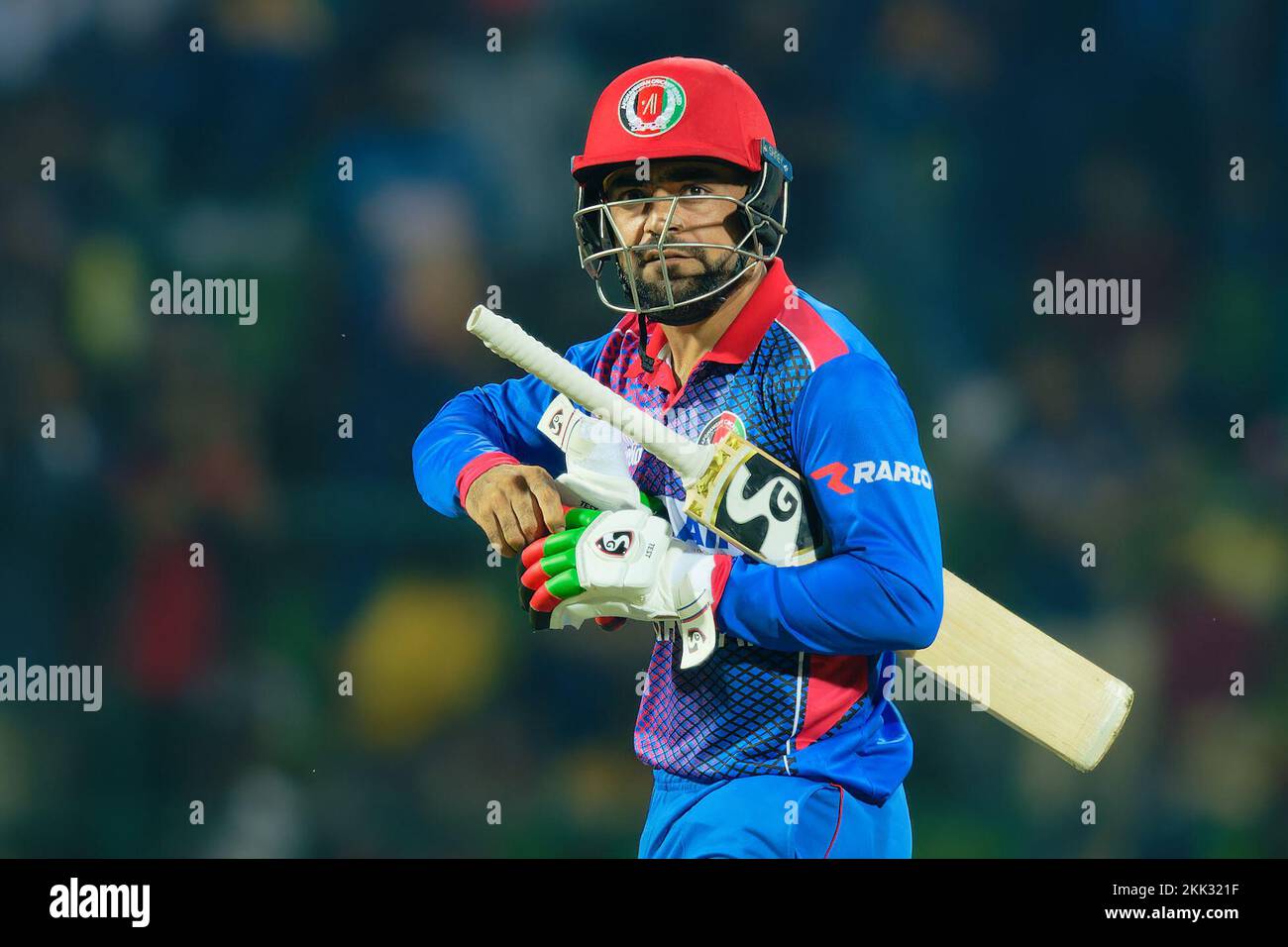 Kandy, Sri Lanka. 25th novembre 2022. Rashid Khan dell'Afghanistan torna al padiglione dopo il suo licenziamento durante la partita di cricket ODI del 1st tra Sri Lanka e Afghanistan allo stadio di cricket internazionale di Pallekele a Kandy il 25th novembre 2022. Viraj Kothalwala/Alamy Live News Foto Stock