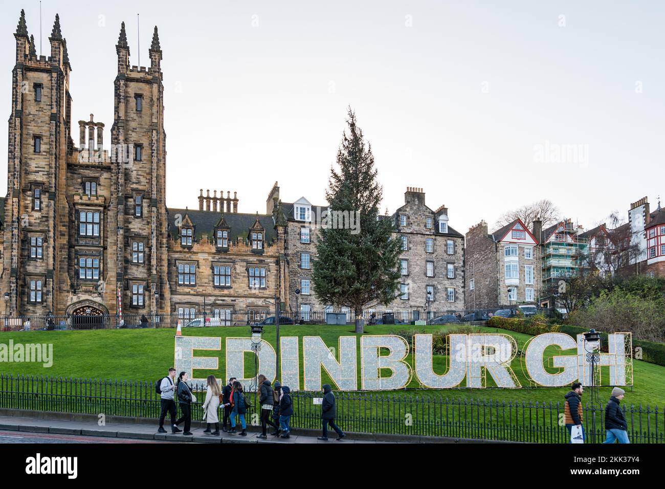Edimburgo, Scozia, Regno Unito, 25th novembre 2022. Natale: Il nome della città è illuminato dalle luci sul tumulo adornato da un cono di traffico sotto il tradizionale albero di Natale norvegese. Credit: Sally Anderson/Alamy Live News Foto Stock