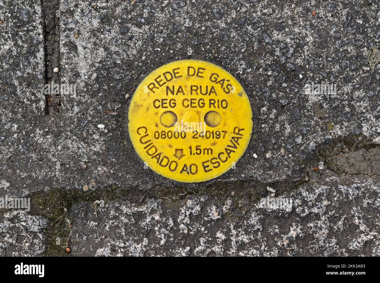 PETROPOLIS, RIO DE JANEIRO, BRASILE - 28 ottobre 2022: Segno indicativo del sistema di gas stradale che dice: 'Attenzione durante lo scavo' Foto Stock