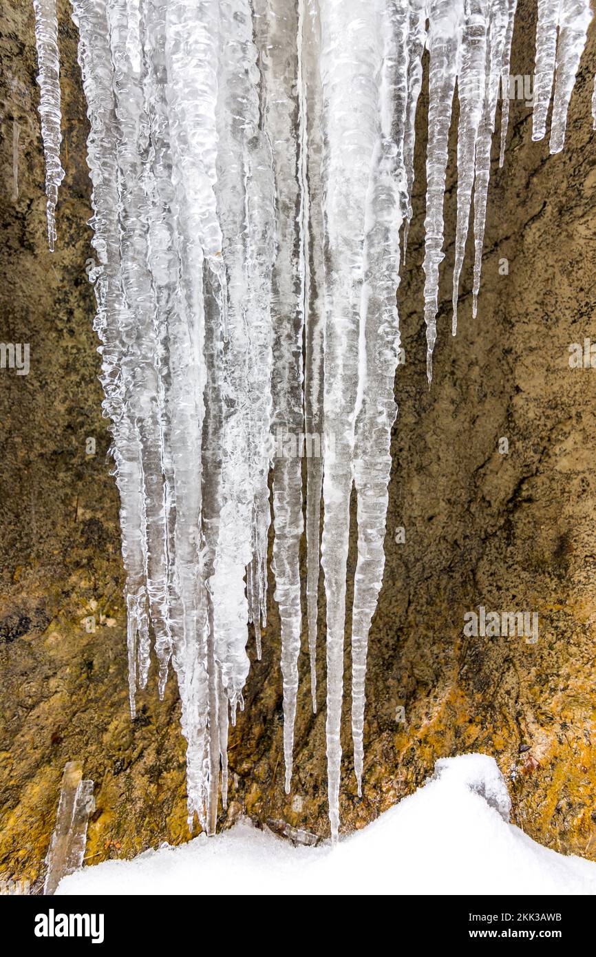 Ghiaccio cristallo sulla pietra congelata. All'aperto e in inverno. Foto Stock
