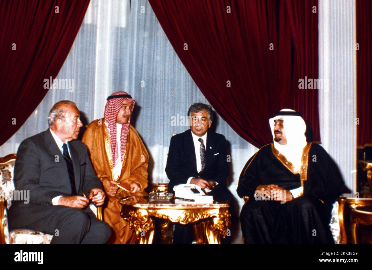 Arabia Saudita re Fahd riceve George Shultz il Segretario di Stato degli Stati Uniti nel 1987 Foto Stock