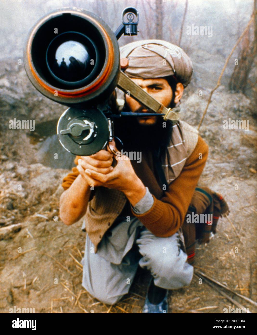Afghanistan Un Mujahid in Patrol con Surface to Air Missile (SAM) lanciatore missilistico sovietico-afgano Guerra 1978-1992 Foto Stock