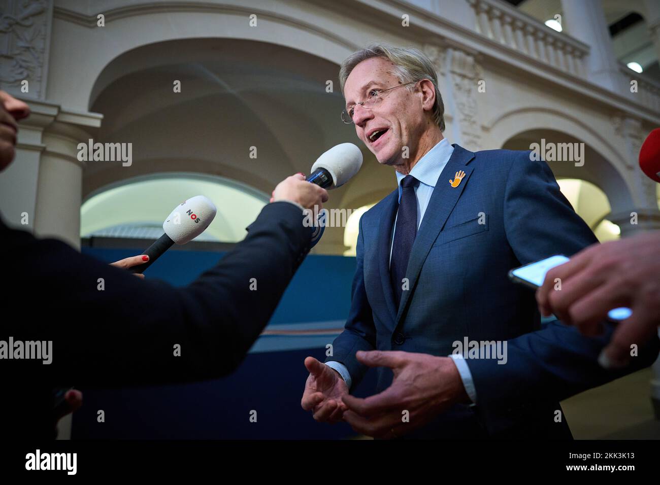 L'Aia, Paesi Bassi. 25th Nov 2022. L'AIA - Robbert Dijkgraaf, Ministro dell'Istruzione, della Cultura e della Scienza, parla alla stampa al Binnenhof dopo il Consiglio settimanale dei Ministri. ANP PHIL NIJHUIS netherlands OUT - belgium OUT Credit: ANP/Alamy Live News Foto Stock