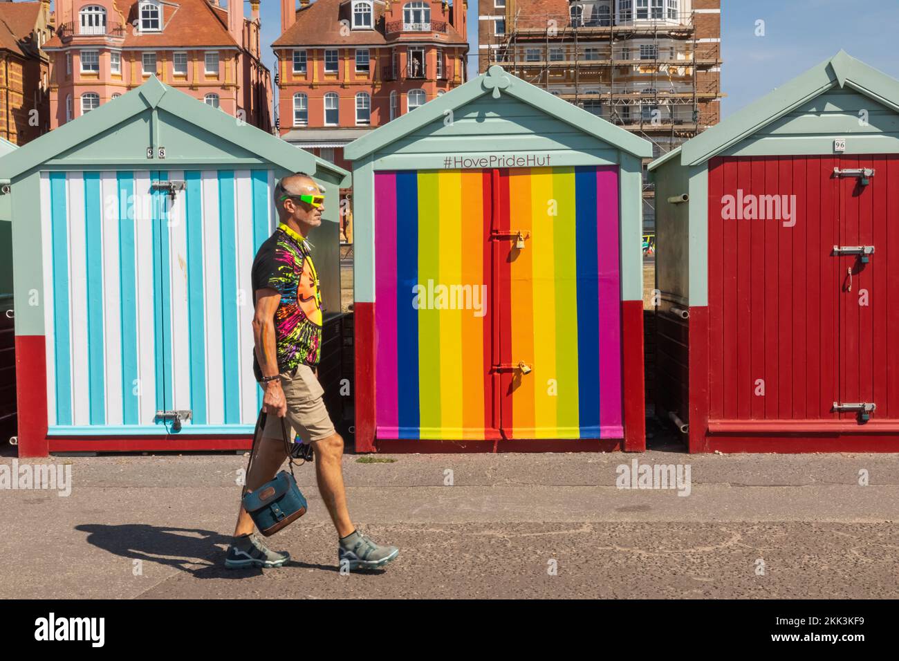 Inghilterra, East Sussex, Brighton, Brighton Pride Parade, Hove, Partecipante alla Parata che passa di fronte al rifugio Hove Pride Foto Stock