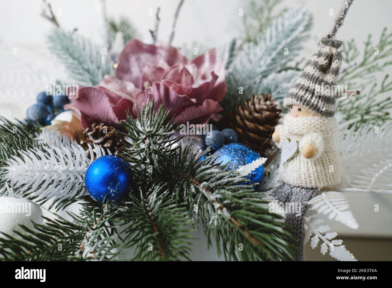 Composizione natalizia in scatola con abete rosso, felce per decorazione tavola. Mazzetti innevati con rocchetti blu, elfo in bella confezione, assemblati da un Foto Stock