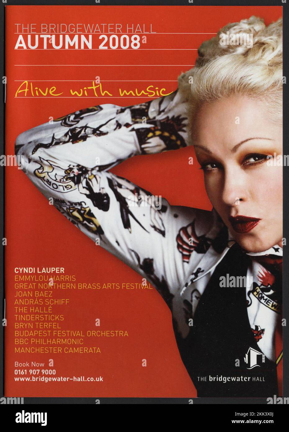 Cyndi Lauper programma eventi 2008 per la Bridgewater Hall di Manchester, Inghilterra, per l'autunno 2008. Il concerto di Cyndi Lauper del 10th ottobre è elencato e lei grazie la copertina. Foto Stock