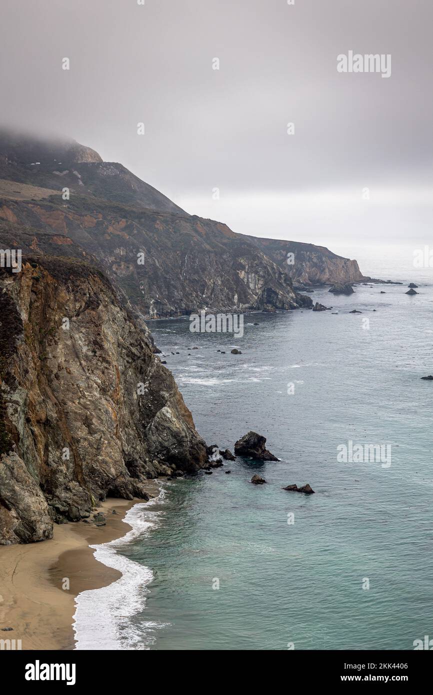 La zona costiera di Big sur con le falesie e le scogliere nello stato americano della California in una giornata nuvolosa di nebbia, foto scattata vicino al ponte Bixby, USA Foto Stock