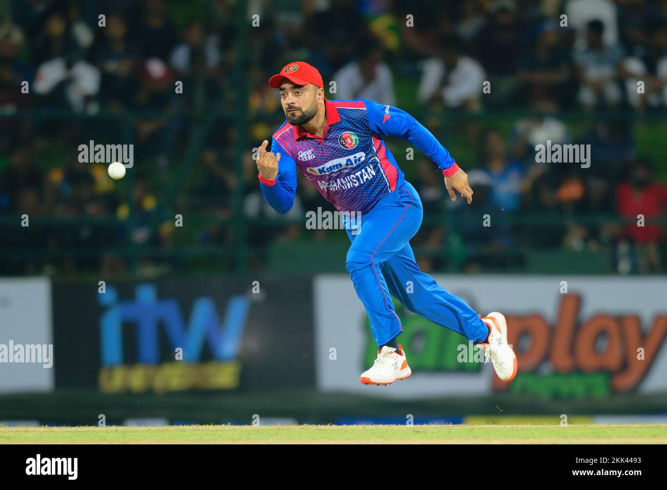 Kandy, Sri Lanka. 25th novembre 2022. Il Rashid Khan dell'Afghanistan ha schierato la palla durante la partita di cricket ODI del 1st tra Sri Lanka e Afghanistan allo stadio internazionale di cricket di Pallekele a Kandy il 25th novembre 2022. Viraj Kothalwala/Alamy Live News Foto Stock