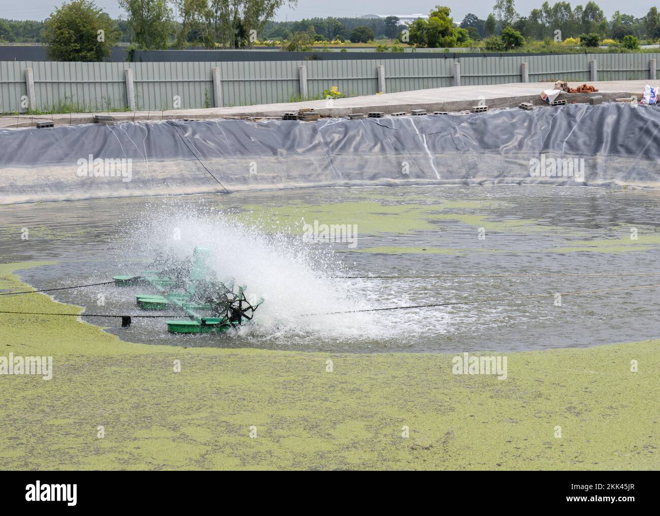 Turbina dell'acqua riempire aria nell'acqua per il trattamento in stagno. sistema di trattamento dell'acqua. Foto Stock