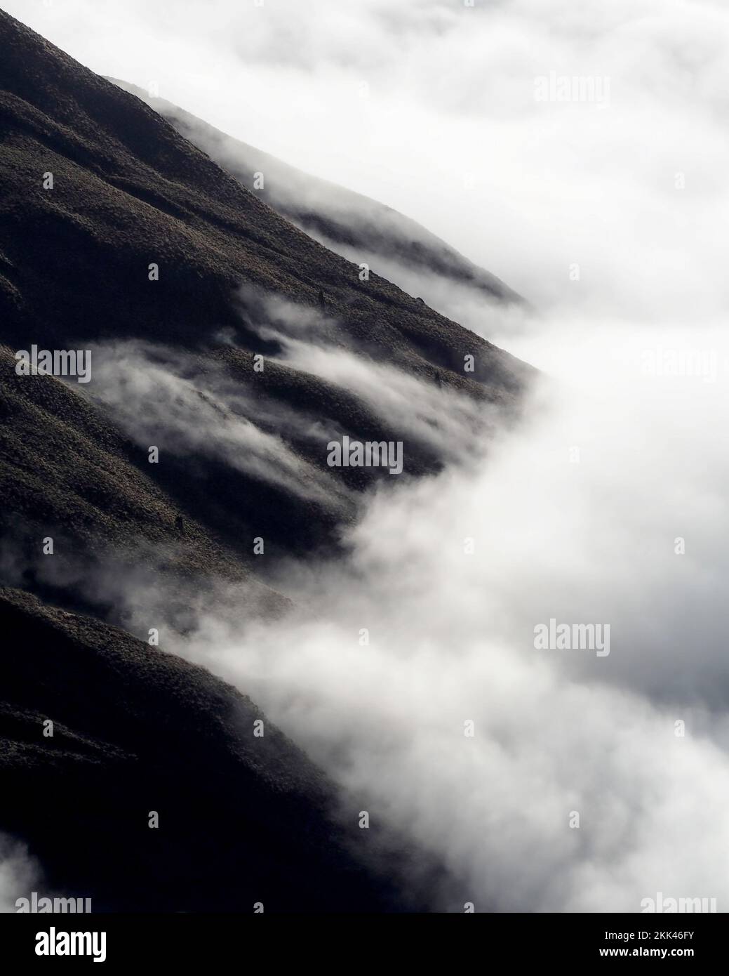 Una mattina in montagna sopra l'inversione di nuvola Foto Stock