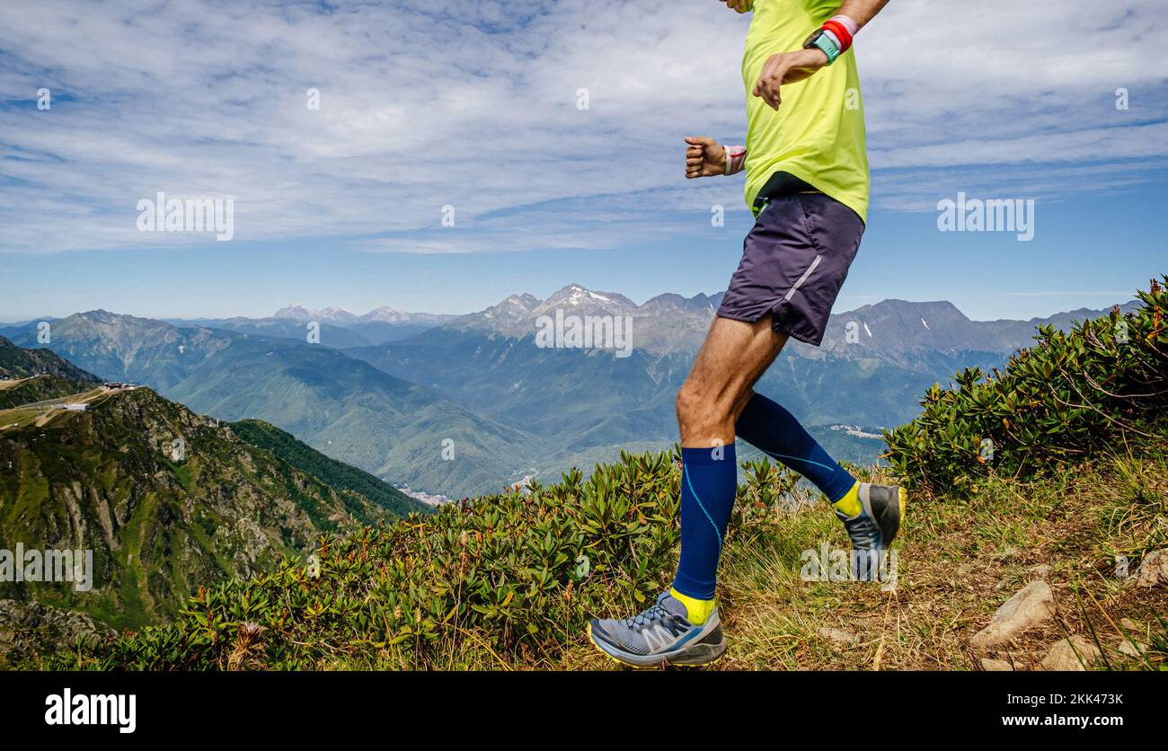 atleta maschile che corre la maratona di montagna Foto Stock