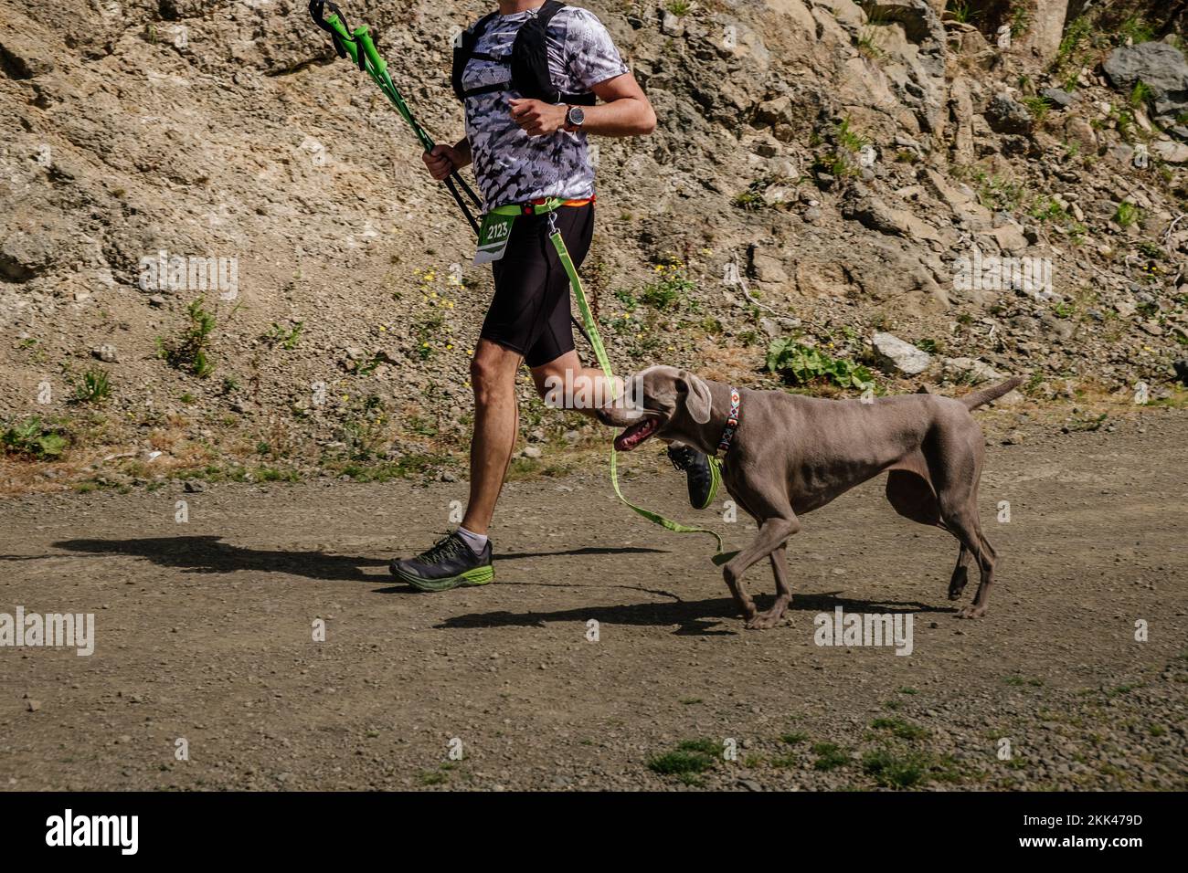 maschio runner pista con il suo cane Foto Stock