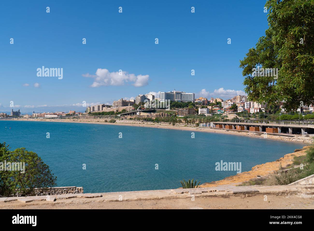 Costa Dorada città di Tarragona Spagna Platja del Miracle spiaggia con blu Mediterraneo Foto Stock