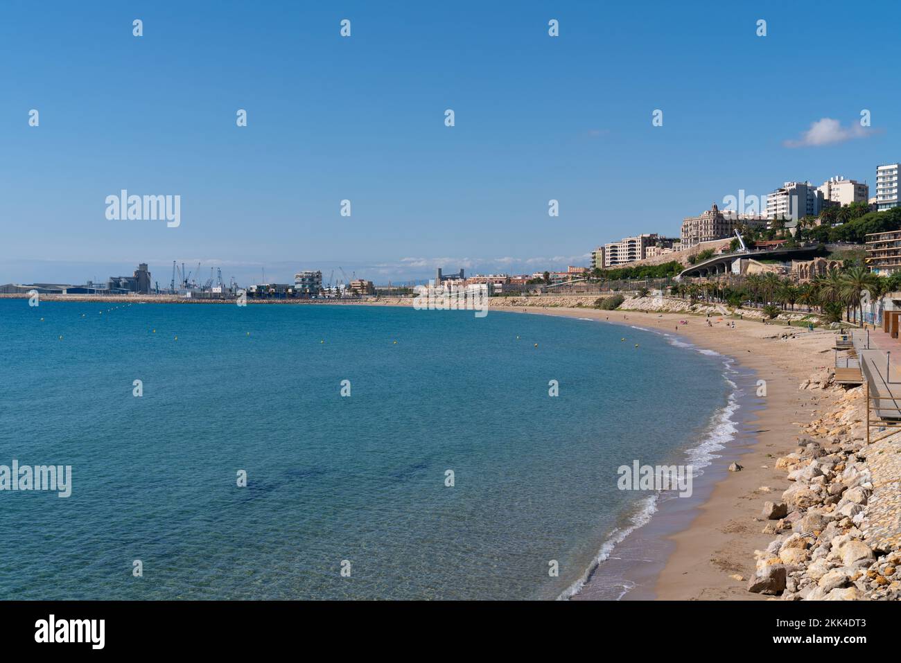 Tarragona spiaggia Spagna Platja del Miracle con blu Mediterraneo Foto Stock