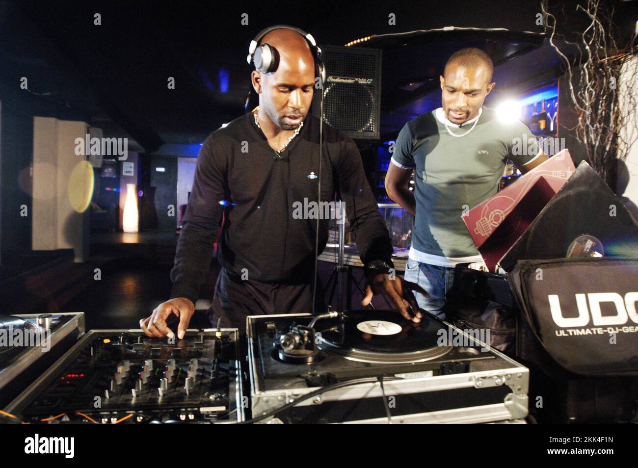 DJ SPOONY, DANNY GABBIDON, DJ, DECK, MIXER, 2004: DJ Spoony (Spooney) radio One con il calciatore gallese Danny Gabbidon al banco di miscelazione e ai ponti del 10 Club di Cardiff, Galles, Regno Unito, il 23 settembre 2004. Fotografia: ROB WATKINS Foto Stock