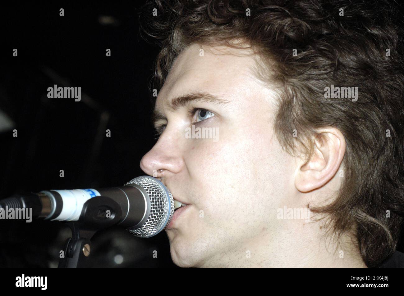 SUNE ROSE WAGNER, GIOVANE, THE RAVEONETTES, 2003: Sune Rose Wagner della band danese The Raveonettes che suona un concerto molto precoce con il loro album di debutto "Chain Gang of Love" al Barfly Club di Cardiff il 15 febbraio 2003. Foto: Rob Watkins. INFO: The Raveonettes, un duo indie rock danese, ha affascinato il pubblico con la loro miscela di melodie ispirate agli anni '60 e sensibilità moderne del garage rock. Il loro suono distintivo combina energia grezza e composizioni melodiche, guadagnandosi il plauso della critica in tutto il mondo. Foto Stock