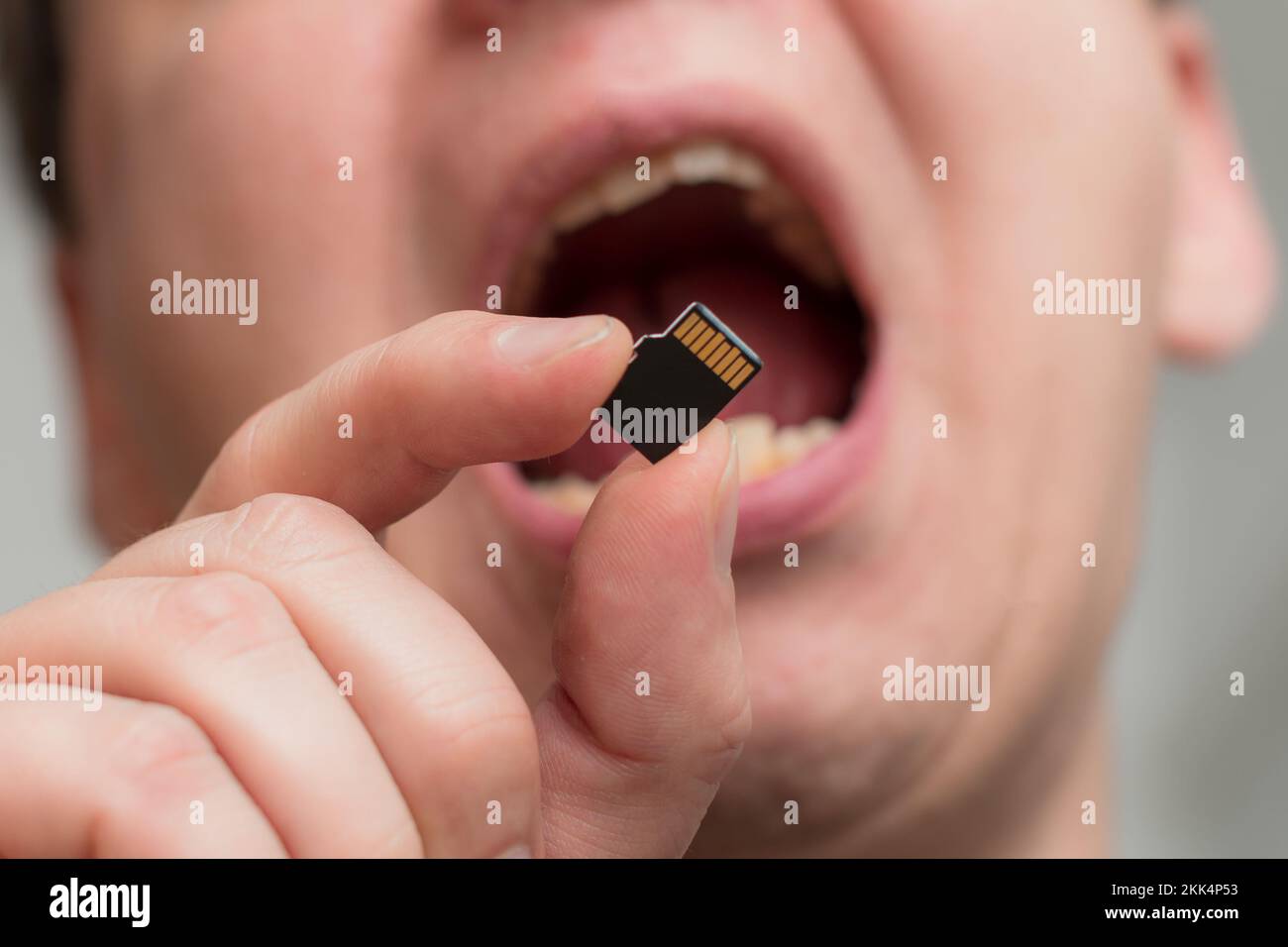 Mettere la scheda di memoria micro SDHC in bocca - messa a fuoco poco profonda Foto Stock