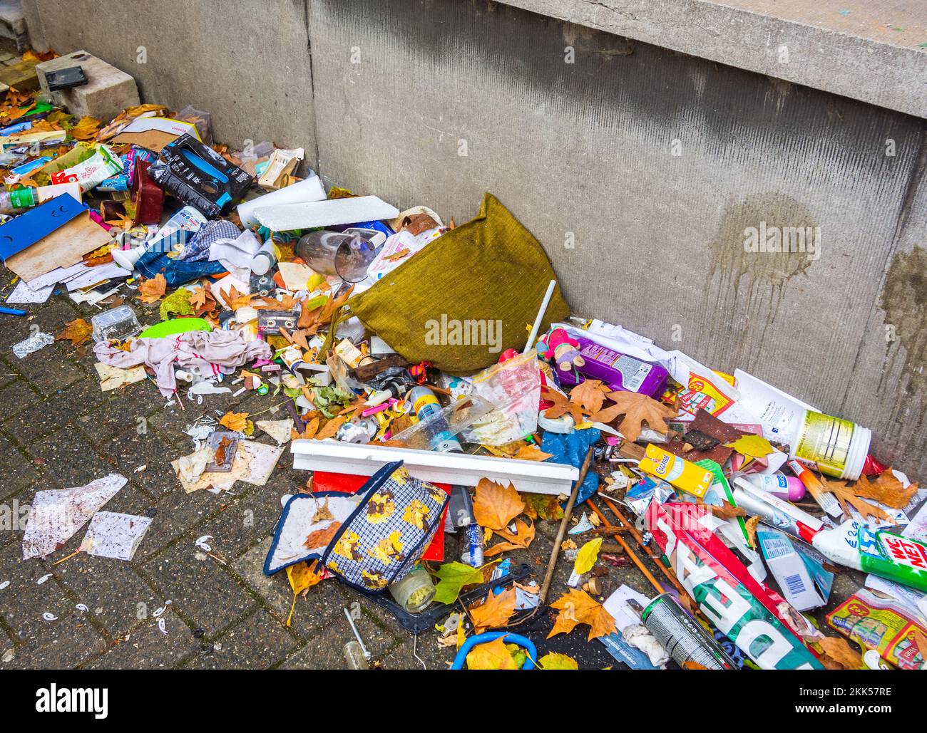 Spazzatura domettica rovesciato dai bidoni della spazzatura in una strada a Bruxelles, Belgio. Foto Stock