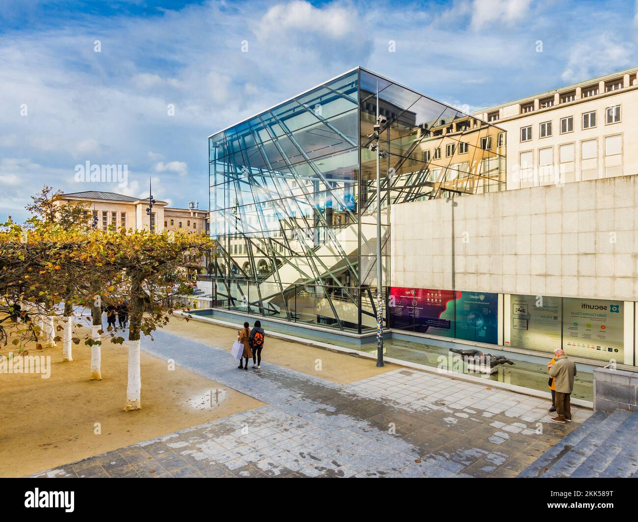 Centro conferenze con architettura moderna in vetro in Piazza Bruxelles - Bruxelles, Belgio. Foto Stock