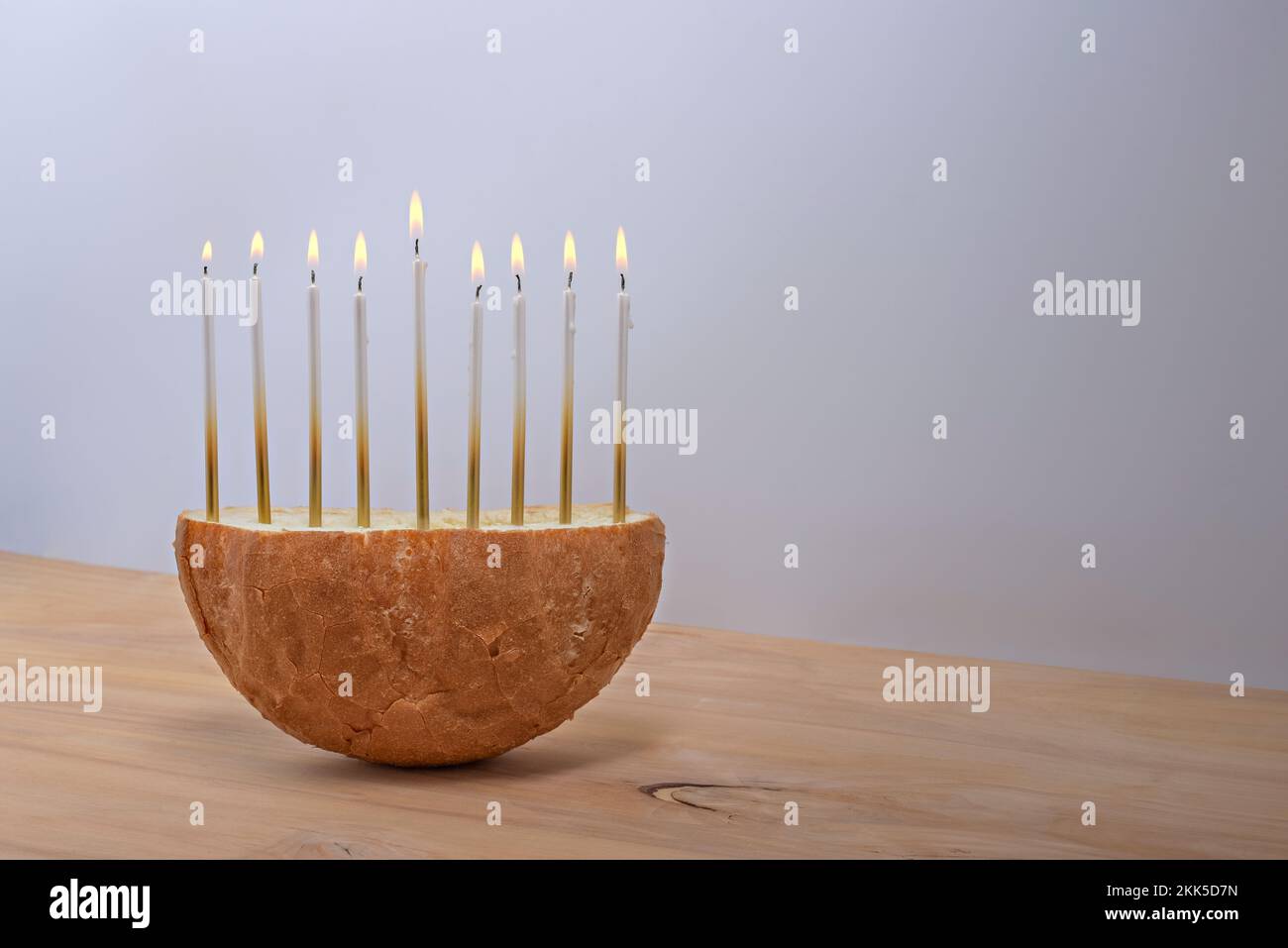 Pane creativo Menorah Hanukkah su un tavolo di legno. Foto Stock
