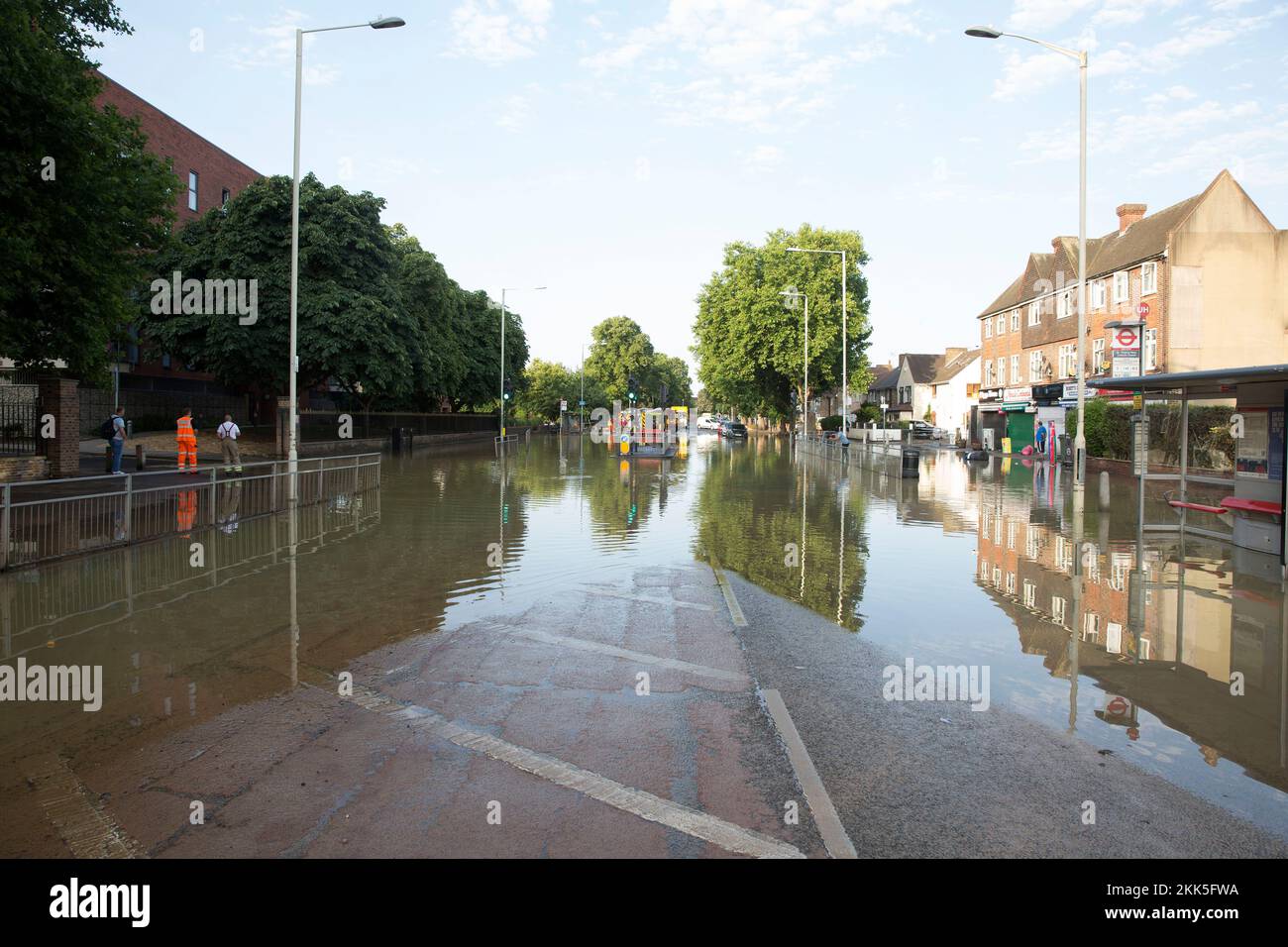 Parte di Longbridge Road, East London, è visto allagato presumibilmente a causa di una rete idrica scoppiata. Foto Stock