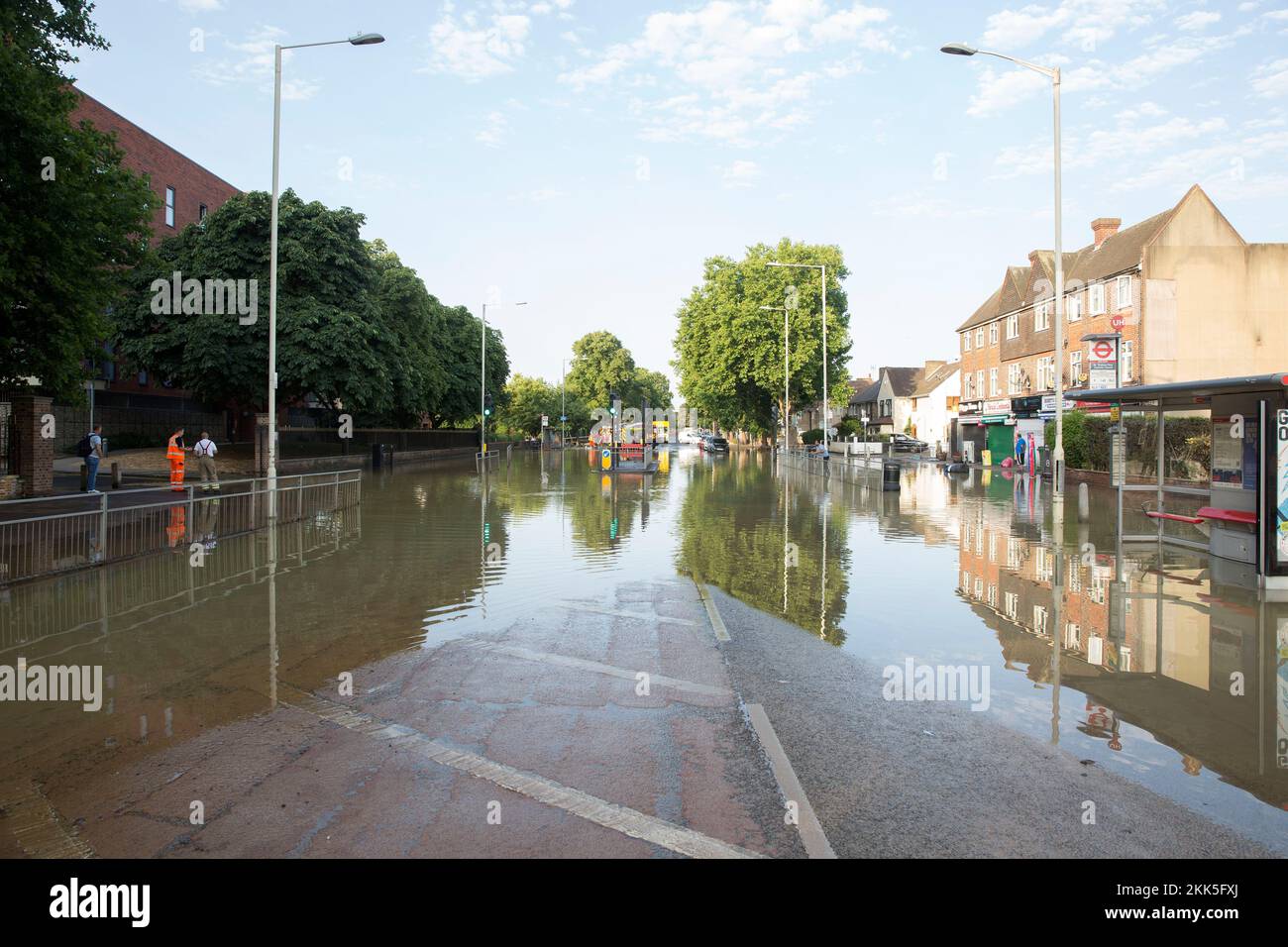 Parte di Longbridge Road, East London, è visto allagato presumibilmente a causa di una rete idrica scoppiata. Foto Stock