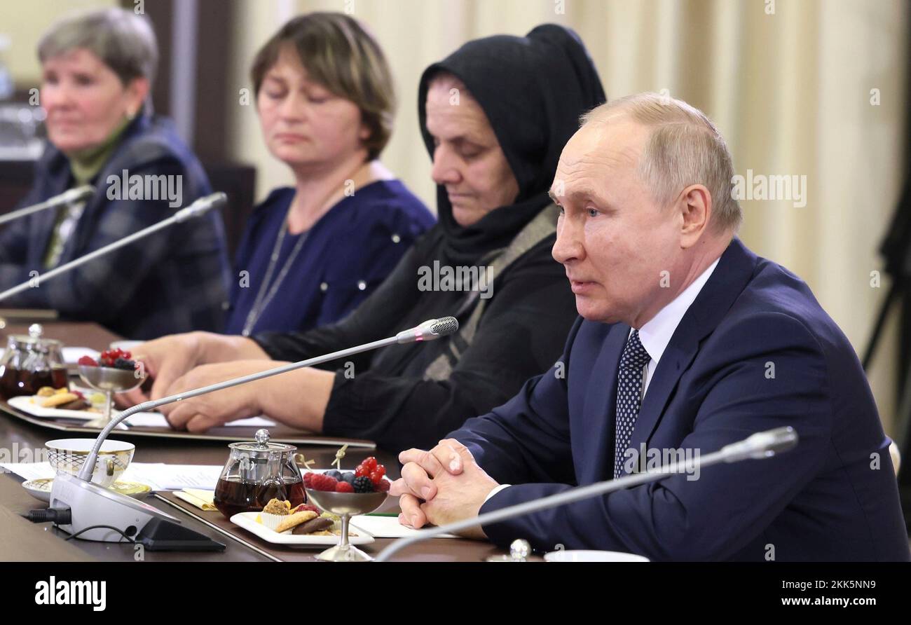 Novo-Ogaryovo, Russia. 25th Nov 2022. Il presidente russo Vladimir Putin tiene un incontro faccia a faccia con le madri di militari in servizio con l'esercito russo in Ucraina, nella residenza statale Novo-Ogaryovo, 25 novembre 2022 fuori Mosca, Russia. Credit: Mikhail Metzel/Kremlin Pool/Alamy Live News Foto Stock