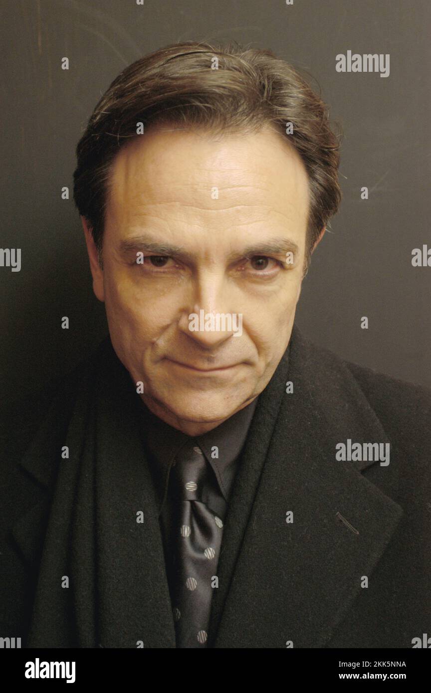 BRIAN CAPRON, ATTORE, 2003: Brian Capron (interpretato da Richard Hillman, noto anche come "Tricky Dicky", da Coronation Street), Merthyr, 24 gennaio, 2003. immagine: Rob Watkins. INFO: Brian Capron è un attore britannico noto per i suoi ruoli in televisione e teatro. Ha guadagnato fama per la sua interpretazione del cattivo Richard Hillman in "Coronation Street". La carriera diversificata di Capron si estende per decenni, tra cui spettacoli notevoli in "Grange Hill" e produzioni teatrali. Foto Stock