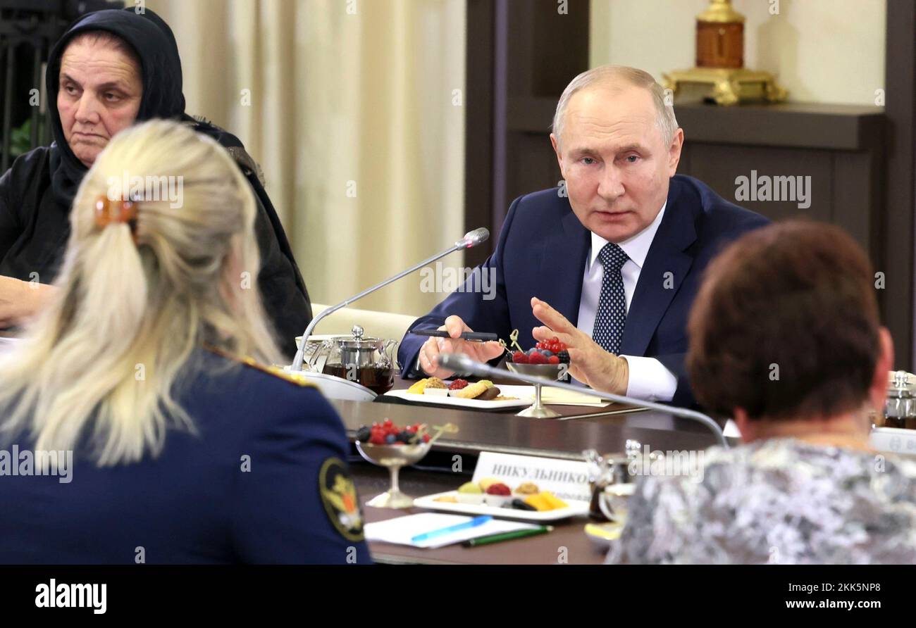 Novo-Ogaryovo, Russia. 25th Nov 2022. Il presidente russo Vladimir Putin tiene un incontro faccia a faccia con le madri di militari in servizio con l'esercito russo in Ucraina, nella residenza statale Novo-Ogaryovo, 25 novembre 2022 fuori Mosca, Russia. Credit: Mikhail Metzel/Kremlin Pool/Alamy Live News Foto Stock