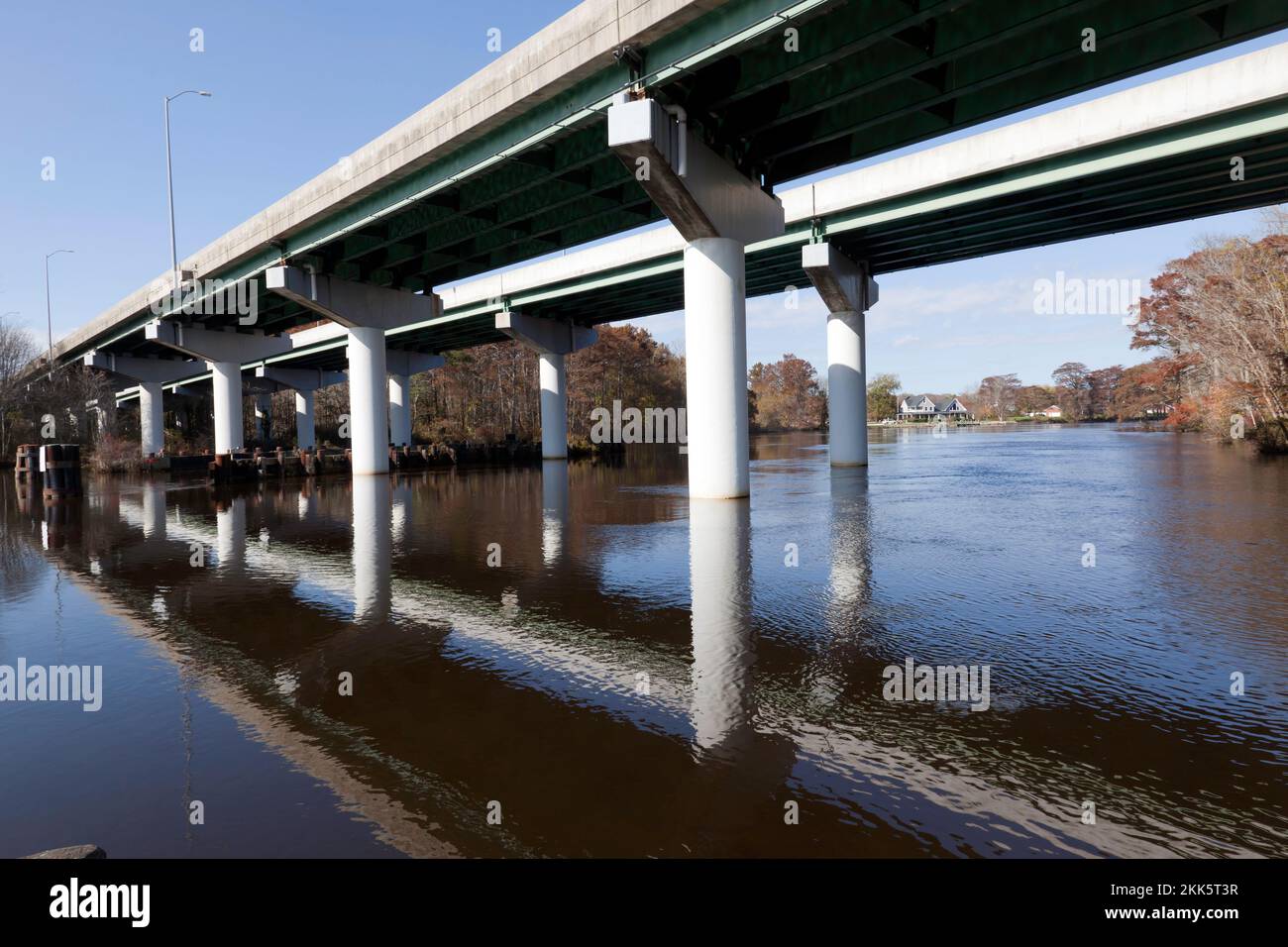 Vista del ponte a doppia trave in acciaio che porta la US 13 sul fiume Pocomoke, Maryland, USA Foto Stock