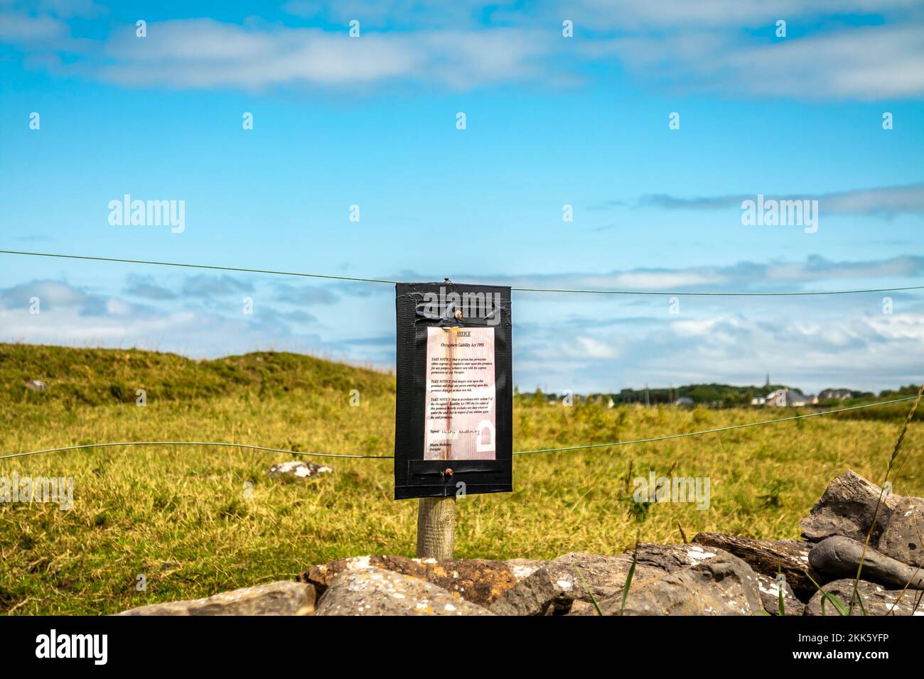 ENNISCRONE, CONTEA DI SLIGO, IRLANDA - LUGLIO 15 2022 : Firma esplicativa della Legge sulla responsabilità degli occupanti 1995. Foto Stock