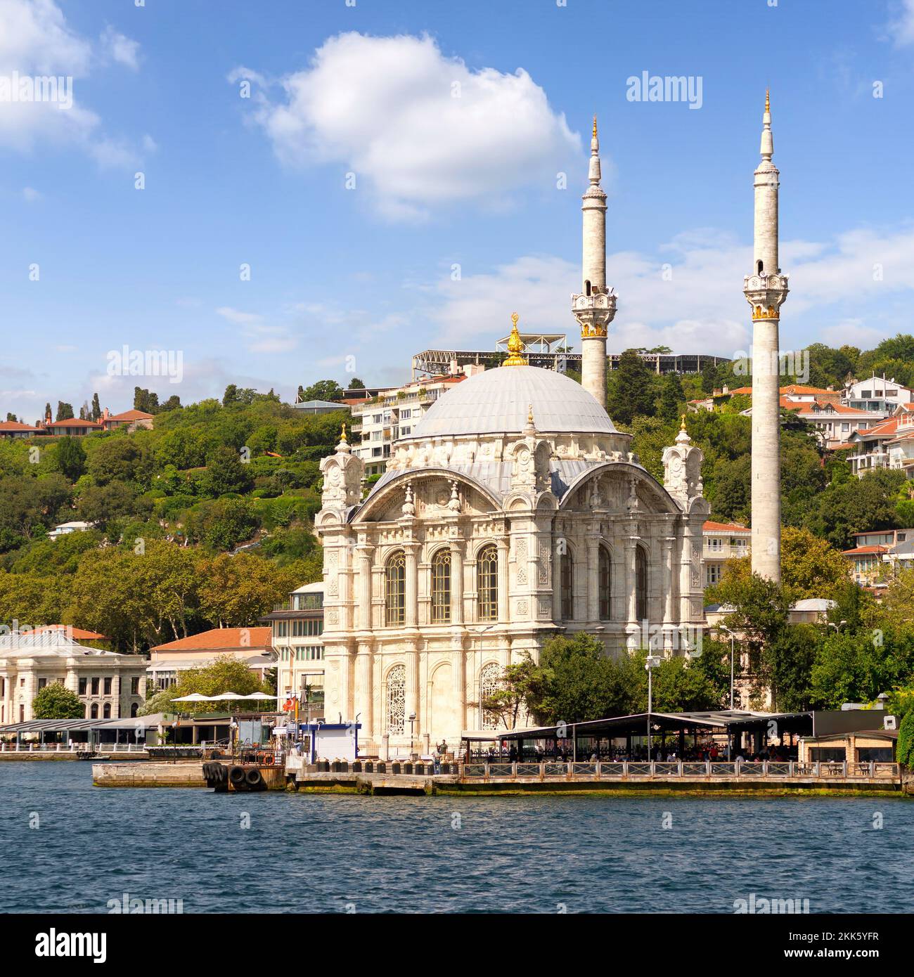 Vista dallo stretto del Bosforo che si affaccia sulla Moschea di Ortakoy, o Ortakoy Camii, nota anche come Buyuk Mecidiye Camii, adatta al lato del mare della piazza del molo di Ortakoy, Istanbul, Turchia Foto Stock