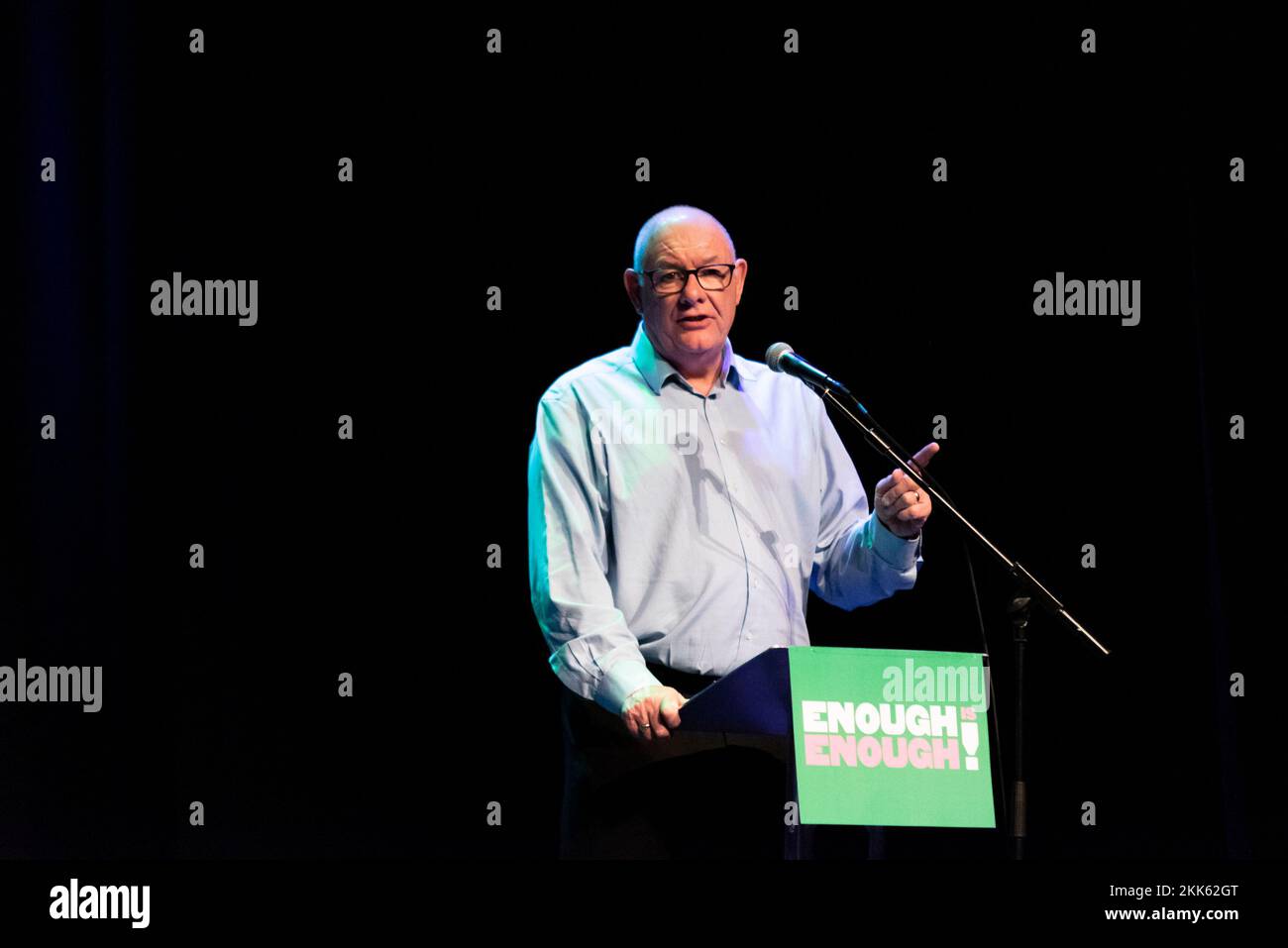 Dave Ward, Segretario Generale della comunicazione lavoratori Unione (CWU) commercia sindacato, parlando a abbastanza è sufficiente manifestazione di protesta nel Teatro del Palazzo Foto Stock