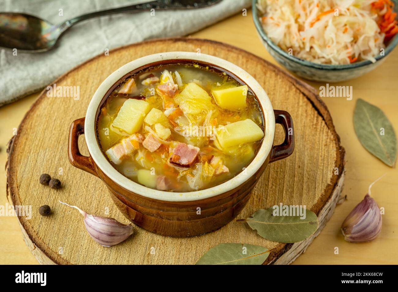 Zuppa di crauti con patate, carote e pancetta. Zuppa con cavolo Foto Stock