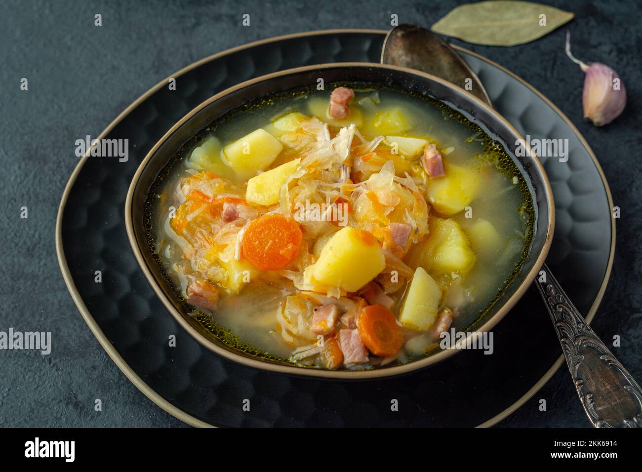 Zuppa di crauti con patate, carote e pancetta. Zuppa con cavolo Foto Stock