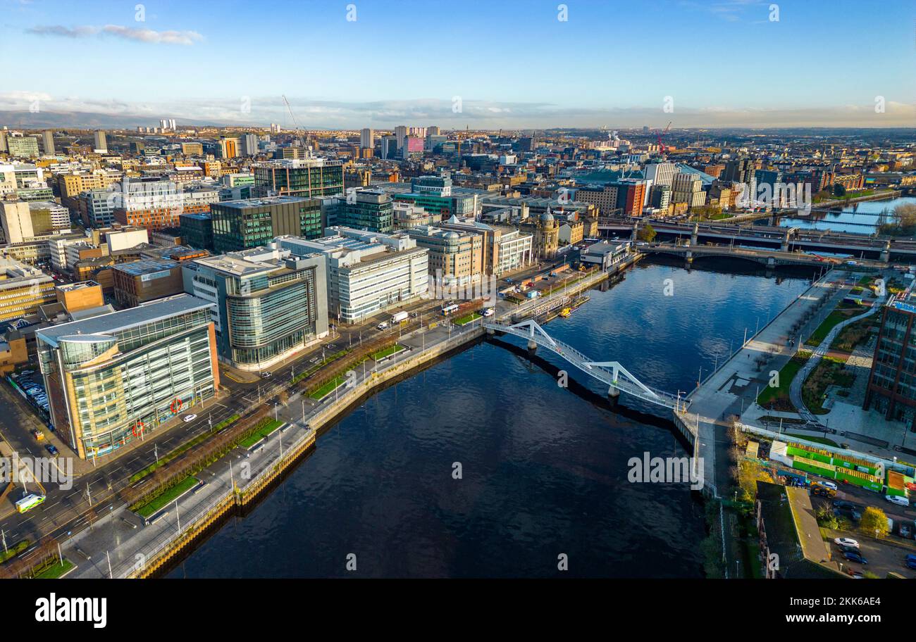Vista aerea dal drone del fiume Clyde e dello skyline del centro di Glasgow, Scozia, Regno Unito Foto Stock