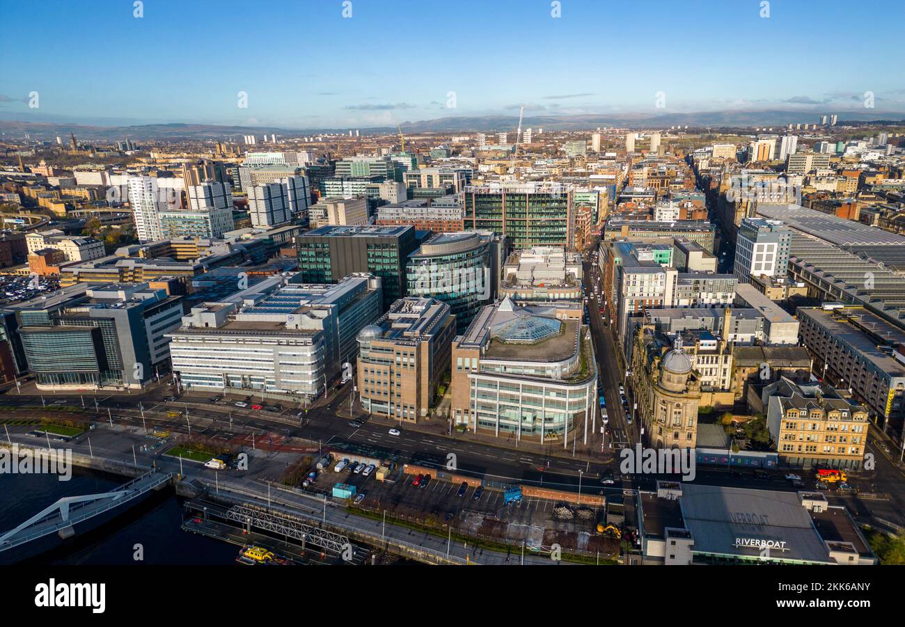 Vista aerea dal drone dello skyline del centro di Glasgow dal quartiere degli affari di Broomielaw, Scozia, Regno Unito Foto Stock