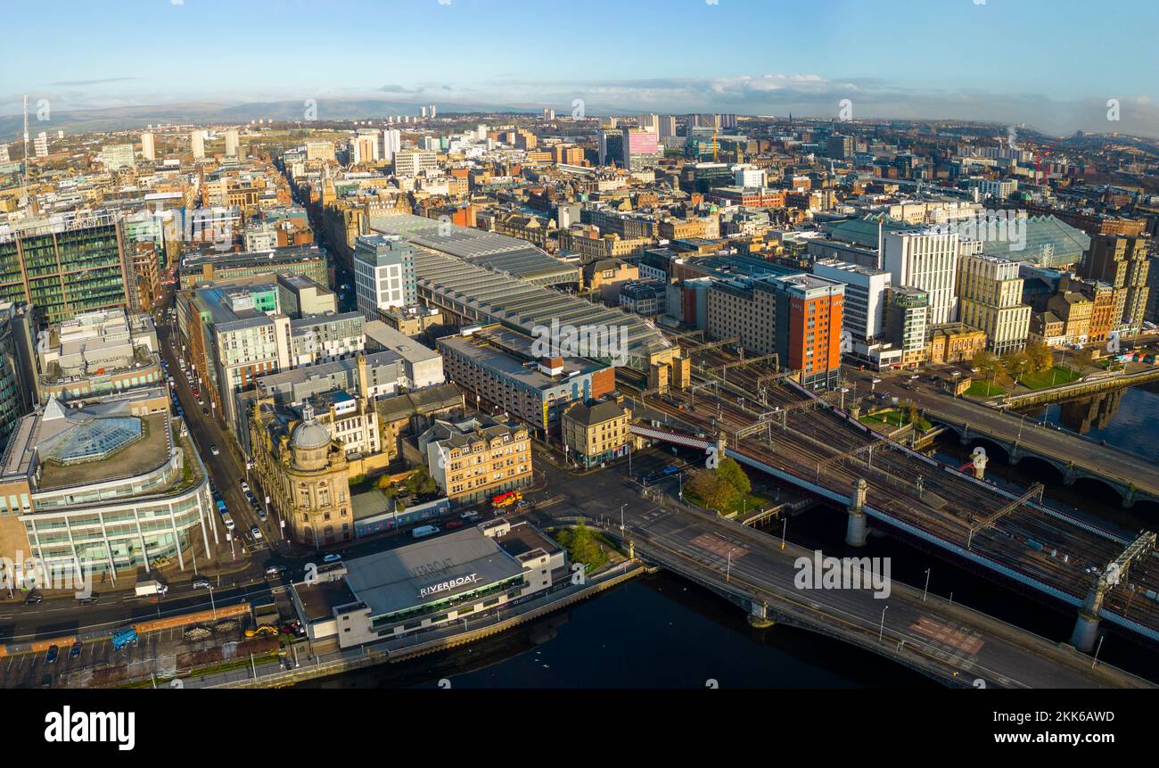 Vista aerea dal drone dello skyline del centro di Glasgow e della stazione centrale, Scozia, Regno Unito Foto Stock