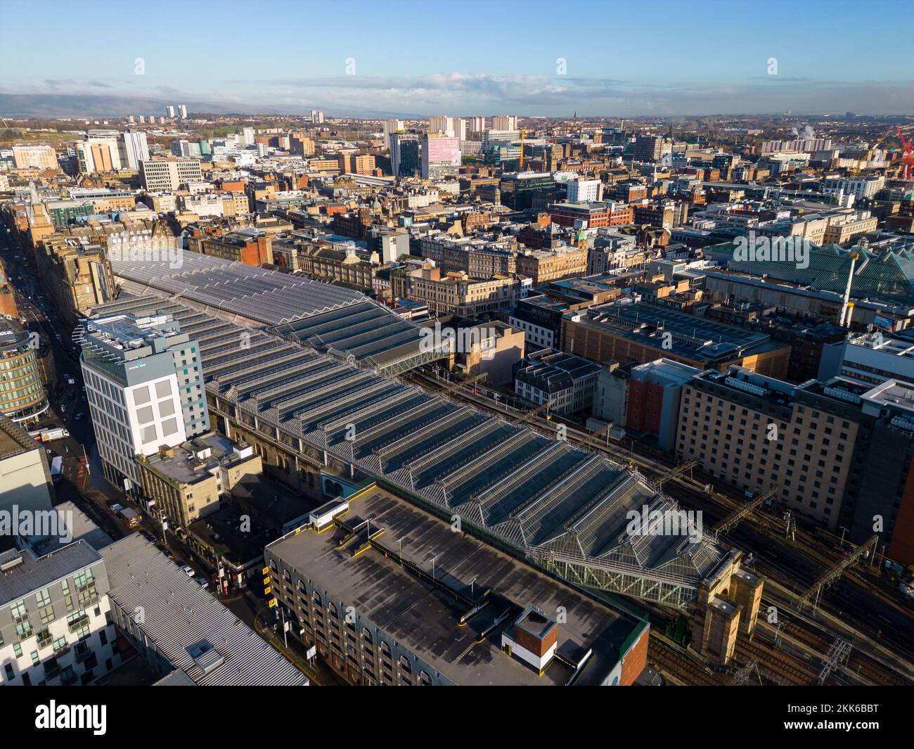 Vista aerea dal drone della Stazione Centrale e dello skyline del centro di Glasgow, Scozia, Regno Unito Foto Stock