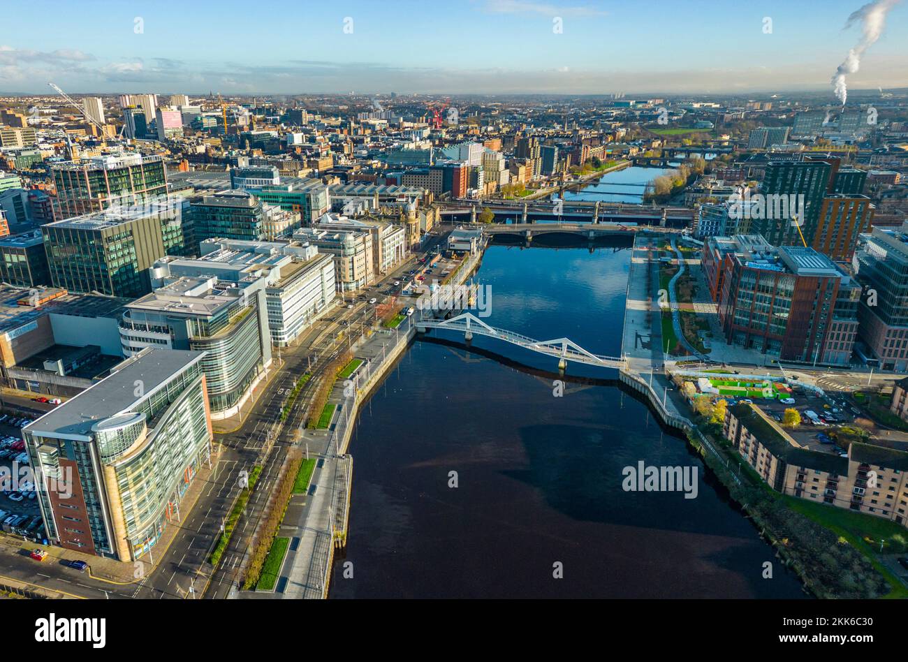 Vista aerea dal drone del fiume Clyde e dello skyline del centro di Glasgow, Scozia, Regno Unito Foto Stock Vista aerea dal drone del fiume Clyde e dello skyline del centro di Glasgow, Scozia, Regno Unito Foto Stock