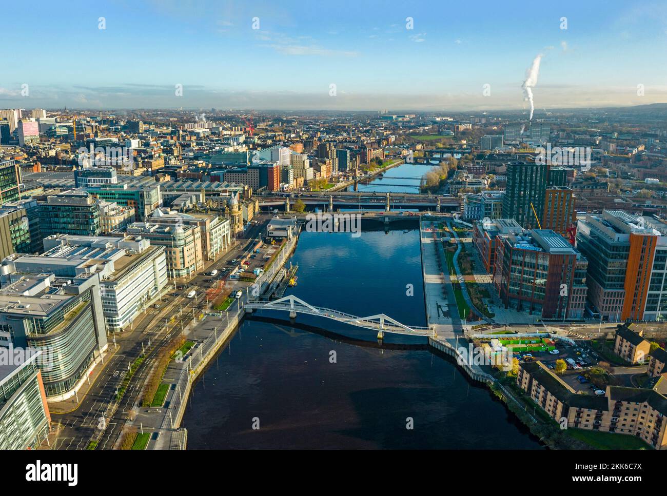 Vista aerea dal drone del fiume Clyde e dello skyline del centro di Glasgow, Scozia, Regno Unito Foto Stock
