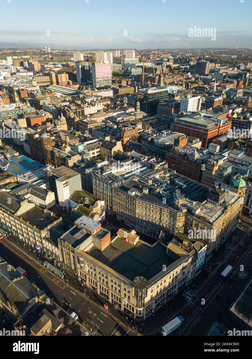 Vista aerea dal drone dello skyline del centro di Glasgow, Scozia, Regno Unito Foto Stock