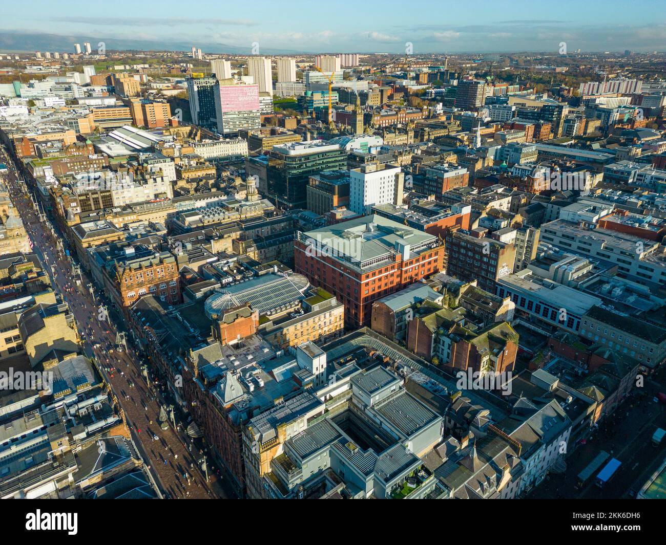 Vista aerea dal drone dello skyline del centro di Glasgow, Scozia, Regno Unito Foto Stock