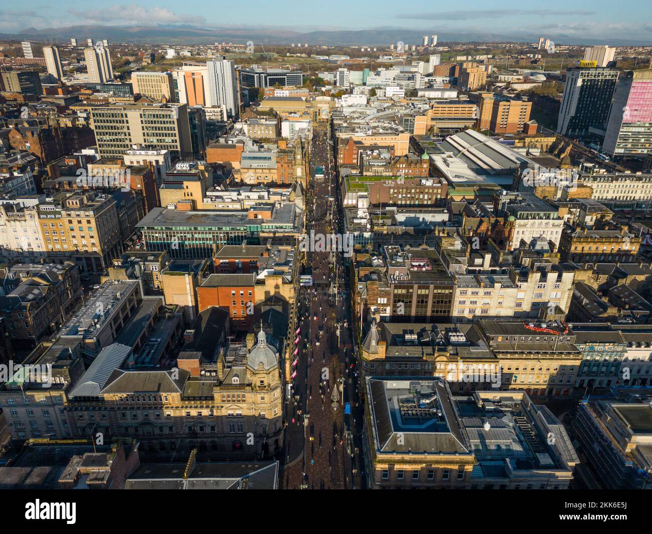 Vista aerea dal drone di Buchanan Street e lo skyline del centro di Glasgow, Scozia, Regno Unito Foto Stock