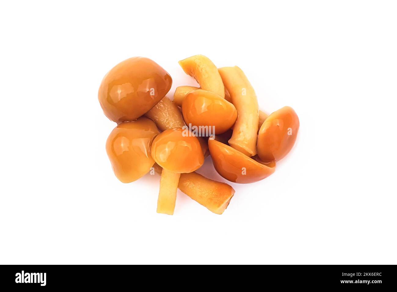 Fungo marinato di miele isolato su bianco con percorso di taglio. Heap, vista frontale superiore. Foto Stock
