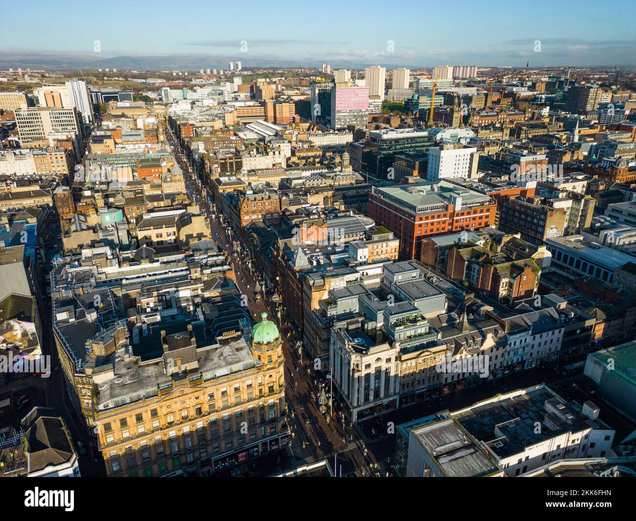 Vista aerea dal drone di Buchanan Street e lo skyline del centro di Glasgow, Scozia, Regno Unito Foto Stock