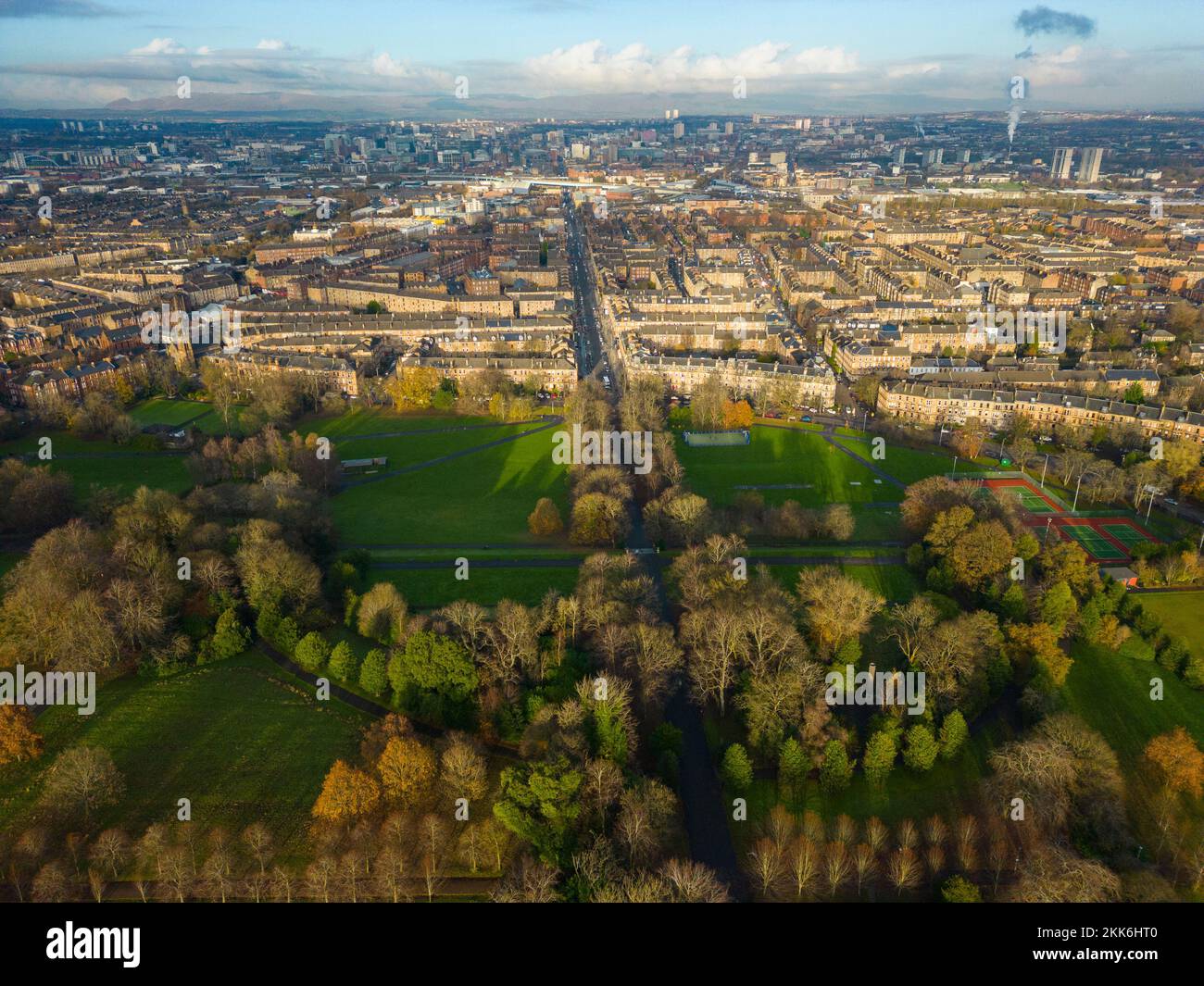 Vista aerea dal drone di Queens Park e Govanhill quartiere a Glasgow lato sud, Scozia UK Foto Stock